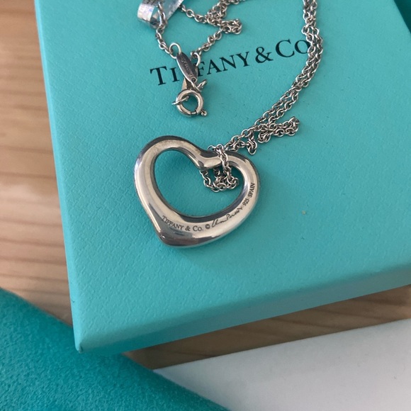 Tiffany and Co Open Heart Necklace from the Elsa Peretti Collection - Picture 4 of 6